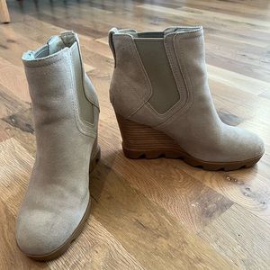Sorel Joan of Artic Women’s booties taupe sz 8.5